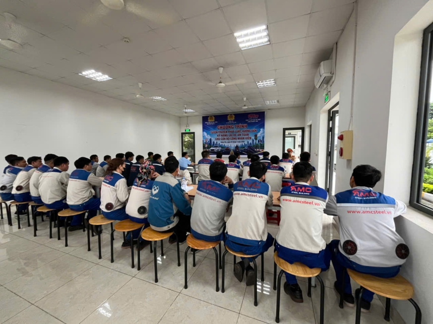 CHƯƠNG TRÌNH TUYÊN TRUYỀN AN TOÀN GIAO THÔNG CHO NGƯỜI LAO ĐỘNG